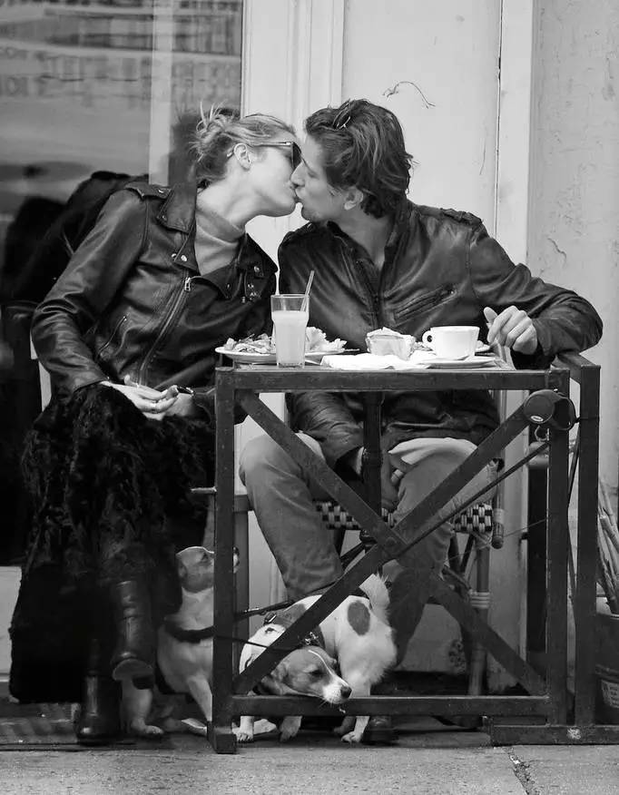 上帝の光|穿衣服对她是种浪费,生的孩子叫腰精的后裔