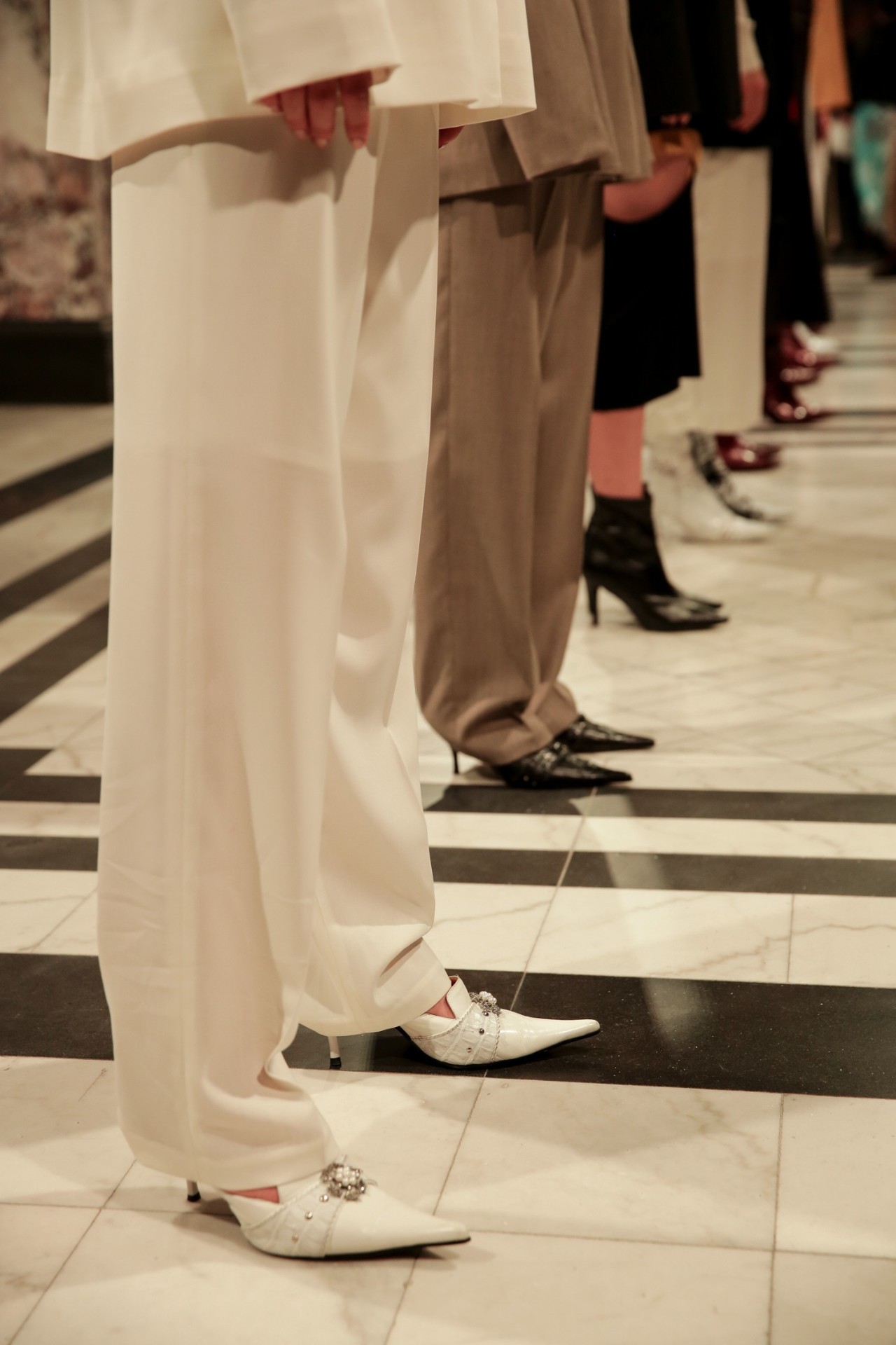 我们在上海时装周最忙的档口，“入侵”了设计师们的手机相册