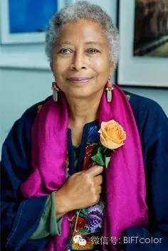 No.410期紫色在《紫颜色》和《紫色》中的象征意义及对比