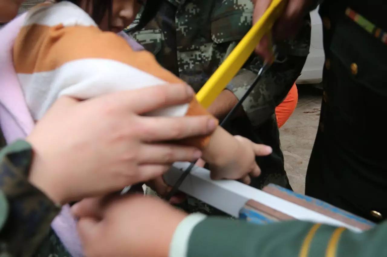 成长不易，小孩卡手需警惕！娄底新化某幼儿园小床竟“咬住”女孩手指！