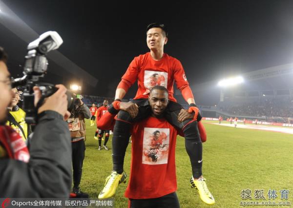 辽足欢庆保级肇俊哲光荣退役被队友抛起