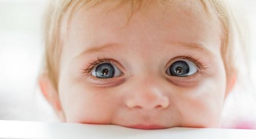 家长近视对孩子的影响,孩子近视后家长不重视的后果