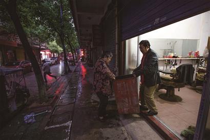 剃头匠“胖嬷嬷”带着老手艺坚持45年！