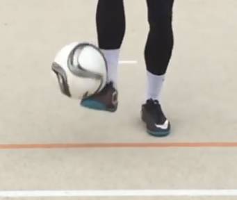 足球控球脚下频率训练,足球过人节奏变化教学