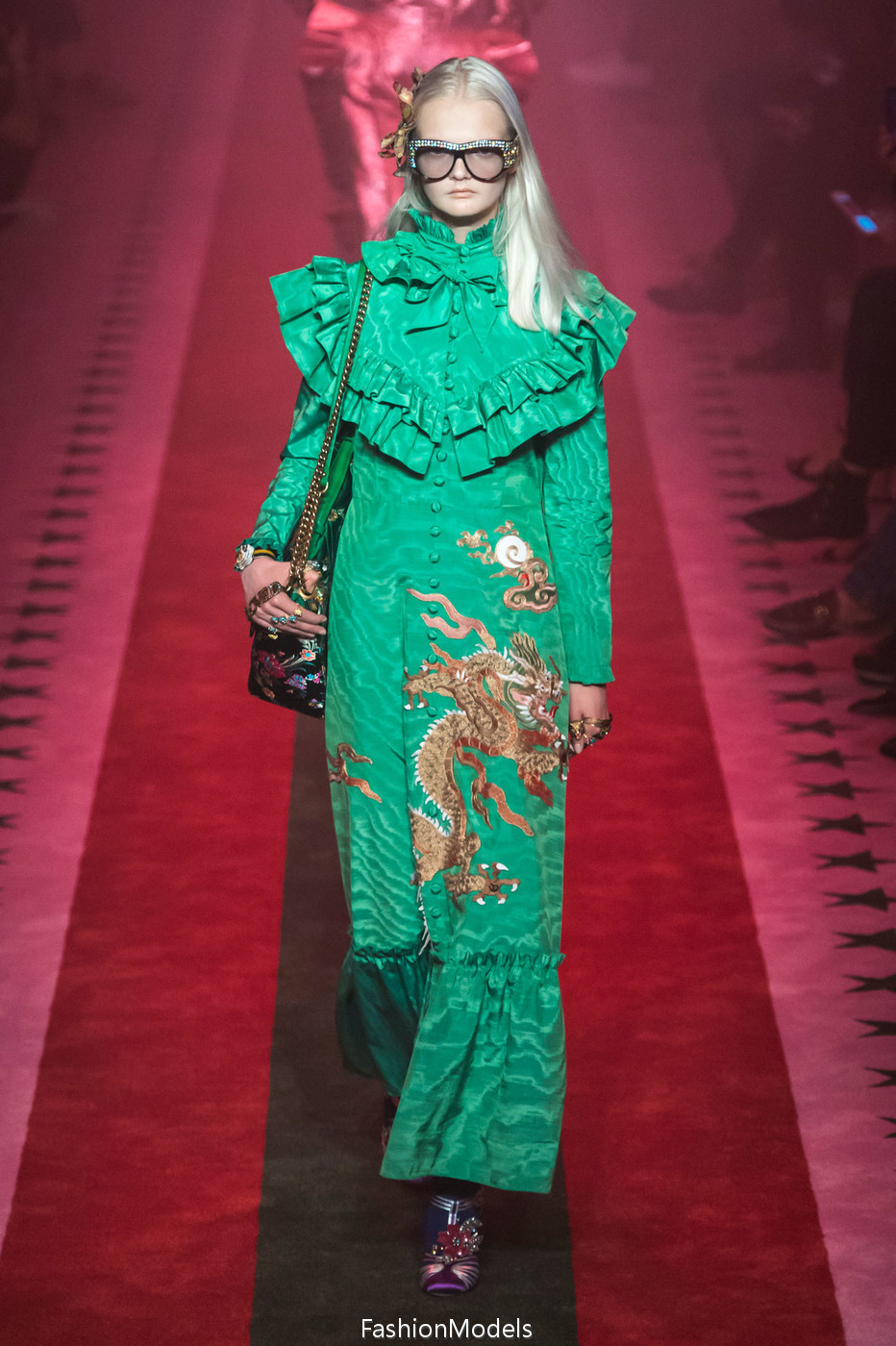 中国风在时装周大红大紫，为何国内反响平平