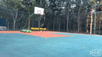 篮球过人招式贴防,在家练背后假转身运球过人