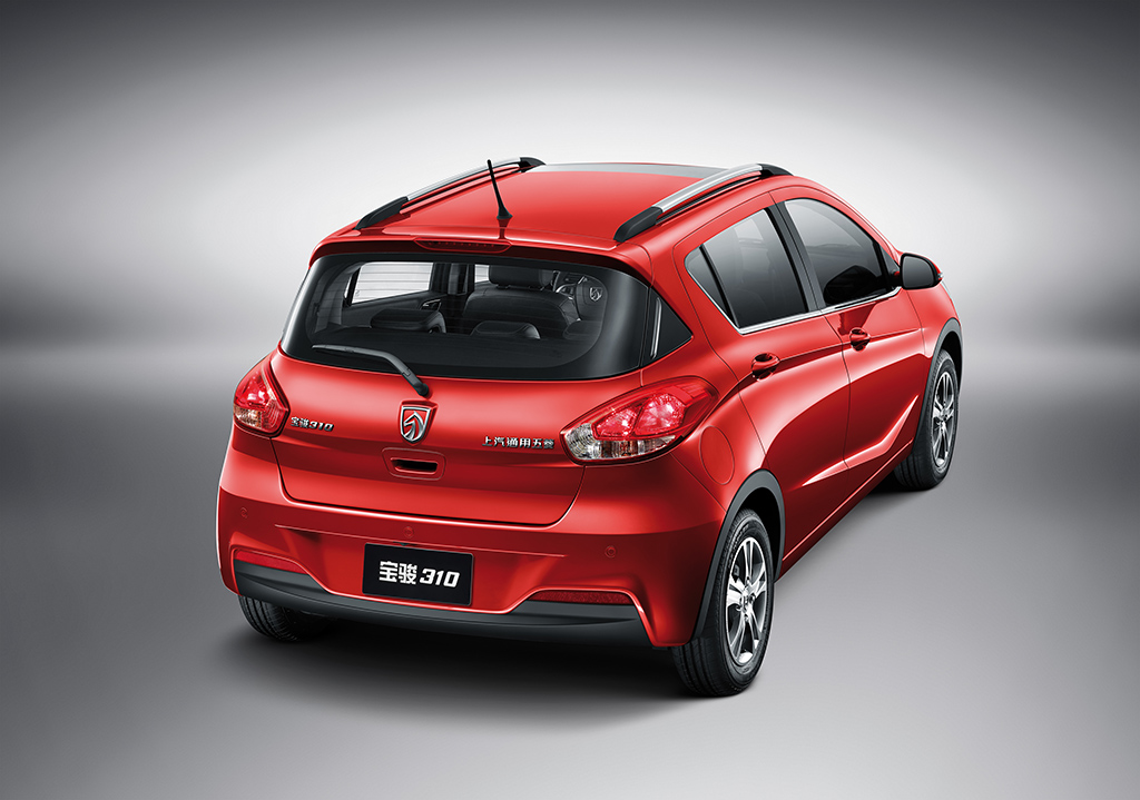 宝骏310高配不带天窗的,宝骏310和五菱宏光发动机一样吗