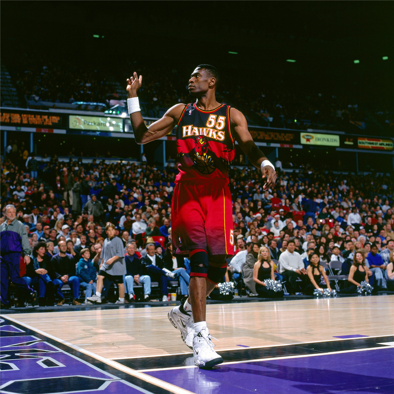 会被三支球队退役的球衣,同时在三支球队退役球衣