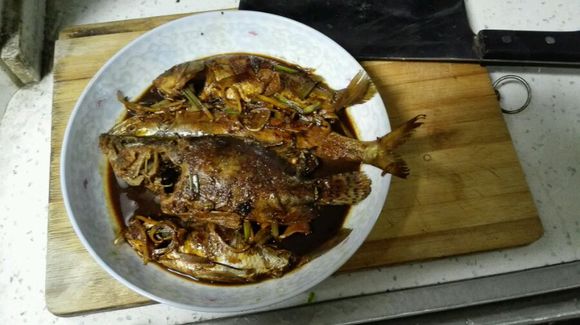 小河钓起一条“翘嘴”仔细一看我笑了