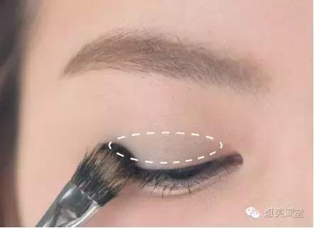 眼影用红色和复古红怎么画出眼影,想要温柔的眼妆选什么色系的眼影