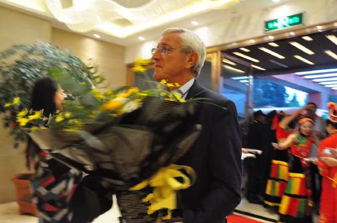 原创｜里皮刚抵达云南，一个美女强让他干这事