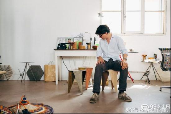 他把亚马逊河上的5000只塑料瓶变成艺术品！