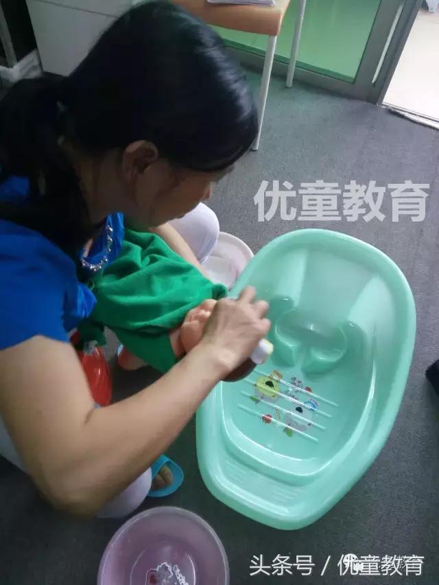 怎么给宝宝洗澡一岁以内,宝宝洗完澡怎样给宝宝做抚触