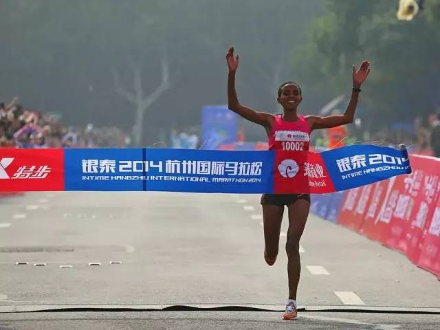 小微拼尽洪荒之力,全程记录杭马!杭州人30年前这样开跑