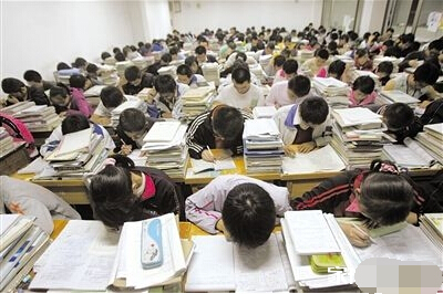 易建联脱鞋事件怎么回事,易建联为什么脱鞋