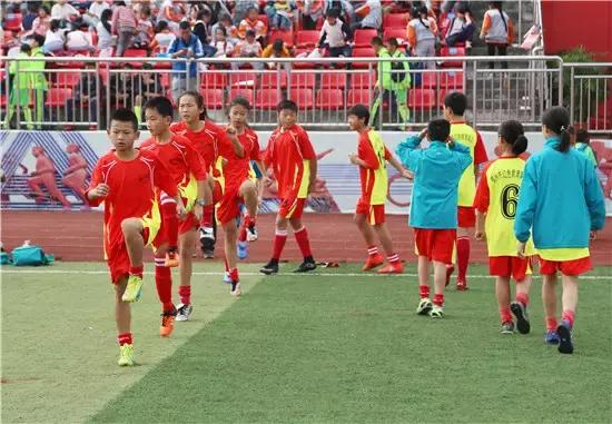 广安：快乐足球“红星”闪耀