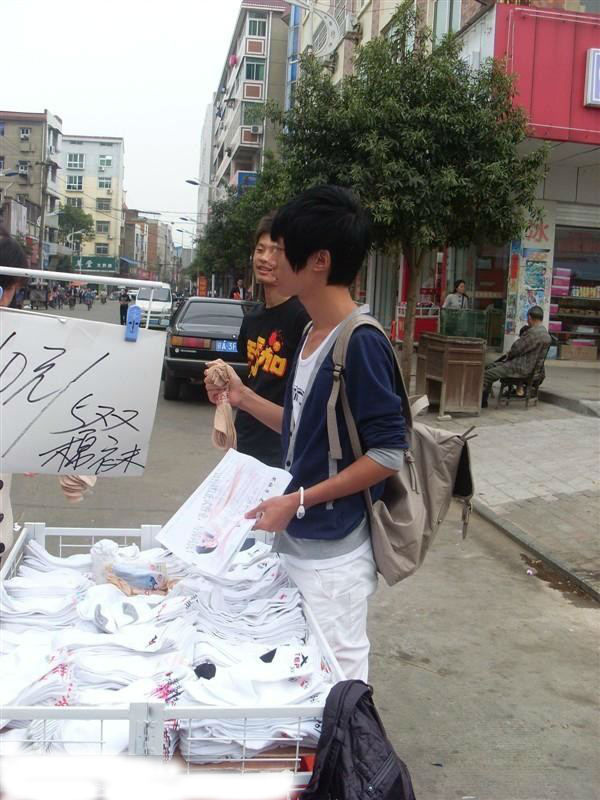摆摊卖袜子成功案例,摆摊卖袜子创业的真实经历