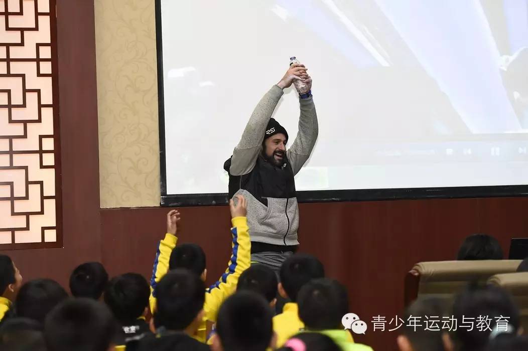 足球训练营冬训校园足球,扎根绿茵青训的“孩子王”外教