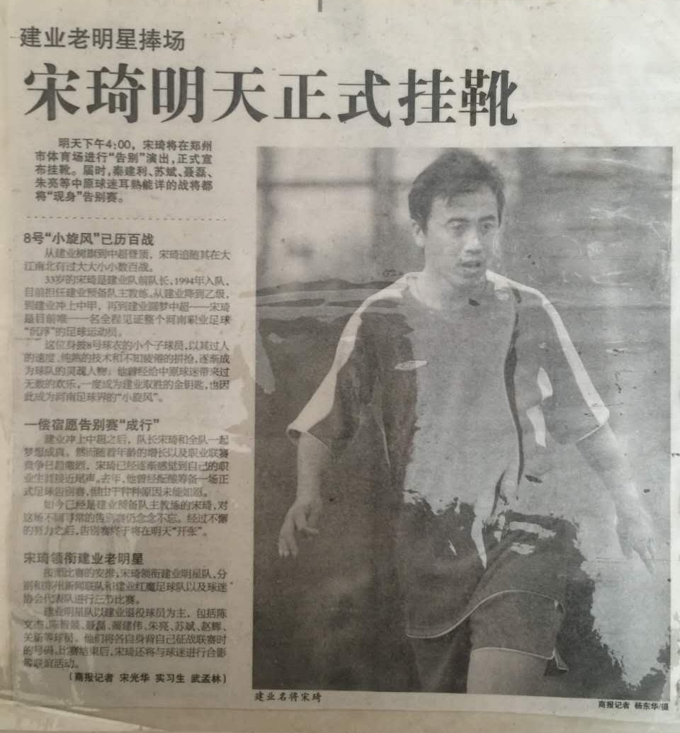 老胡送三爷礼物,老胡贴对联