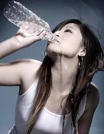 教宝妈们4个方法缓解宝宝吐奶,萌娃答疑之宝宝吐奶怎么办