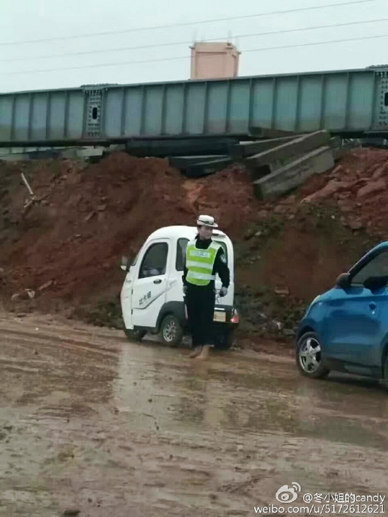 女辅警点赞救人,新都女协警赤脚执勤