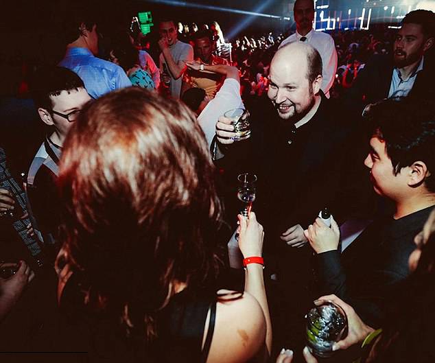 还敢骂人死胖子?身价89亿的程序员告诉你:胖,照样比你浪!