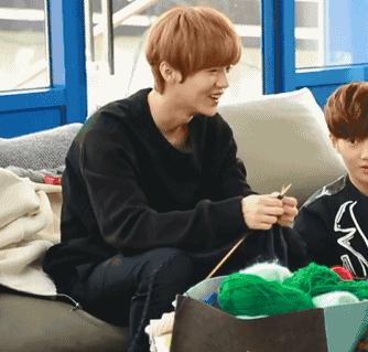 这个男人太神奇！会唱会跳有腹肌，还会边织毛衣边撒娇···