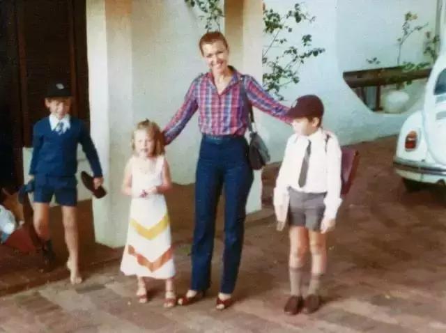 厉害！68岁登杂志拍裸照，打5份工，养育了亿万富翁儿子