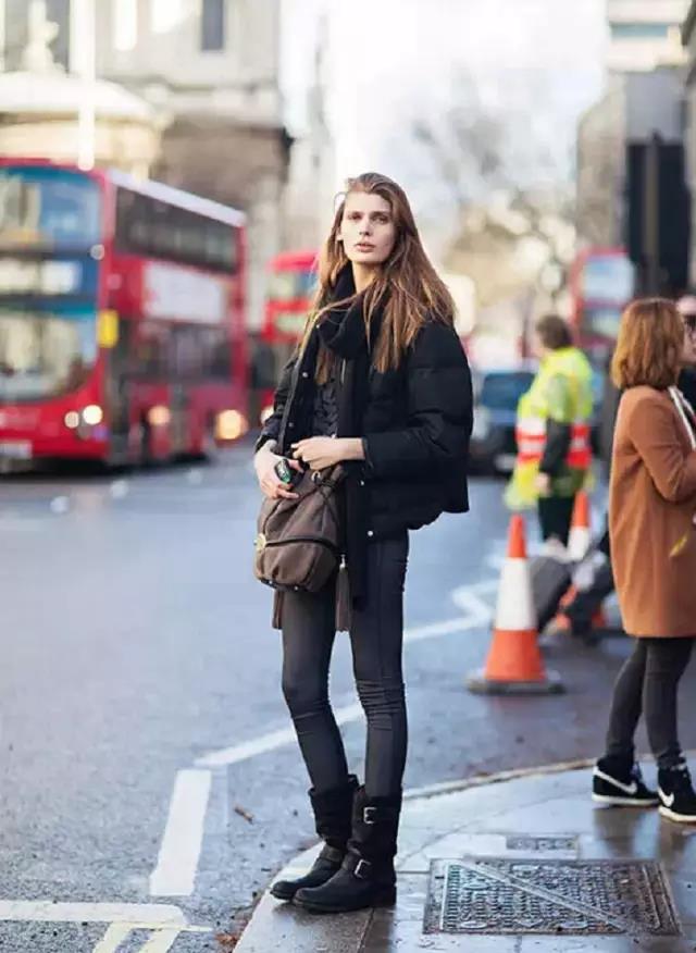 好冷啊!我只想躲进羽绒服里装成一个时髦的瘦子!