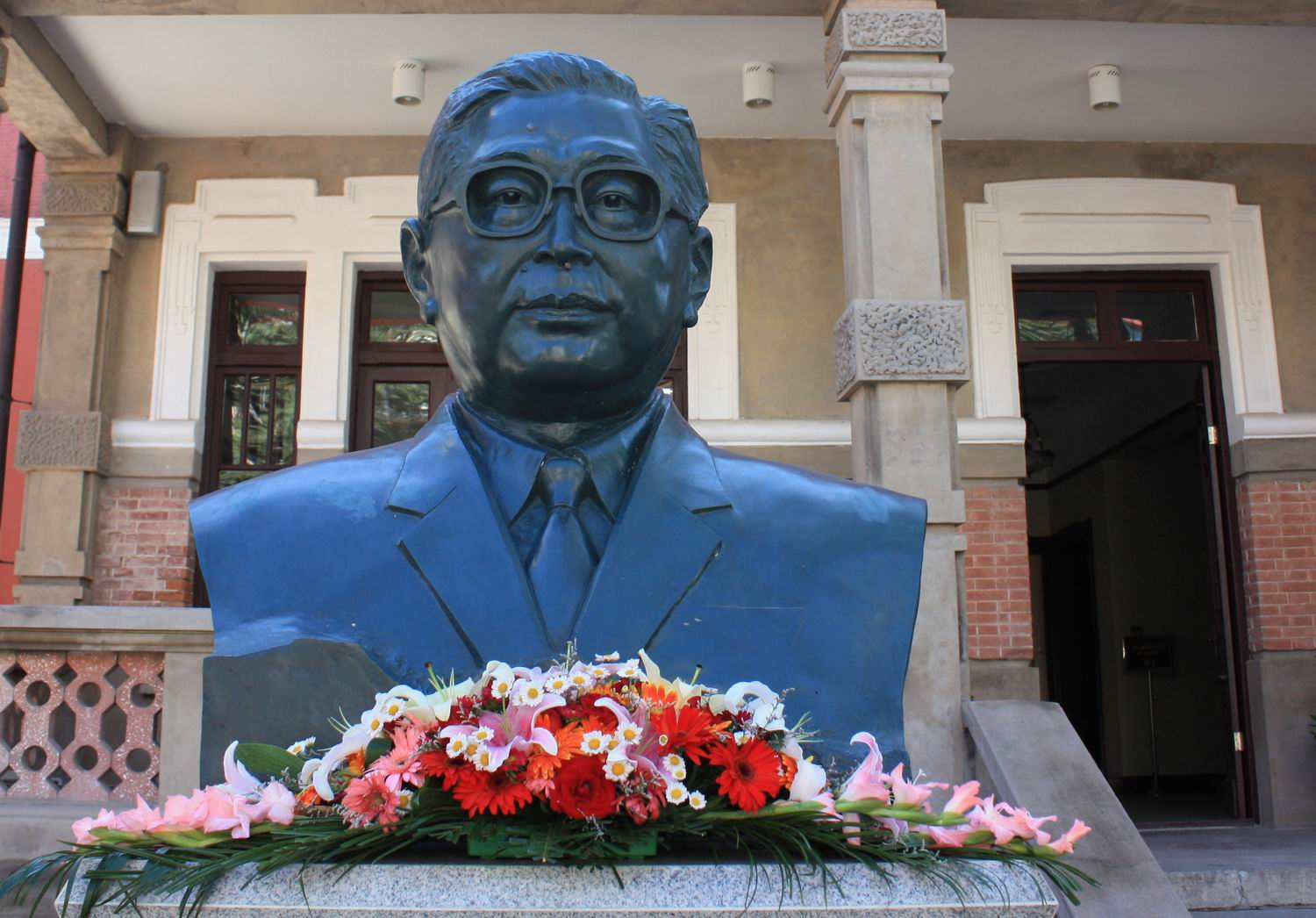 曹禺是湖北潜江哪里人,曹禺是现代著名小说家吗