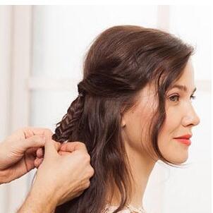 韩式简单发型自编蜈蚣辫短发,简单版蜈蚣辫教程