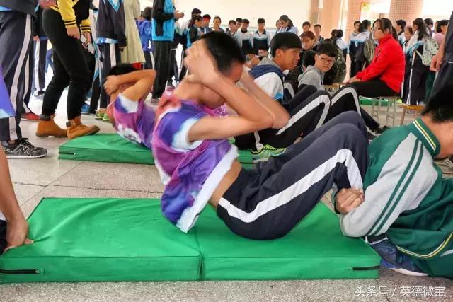 英德这个老师居然站在垃圾车上面？还引得学生连连尖叫！