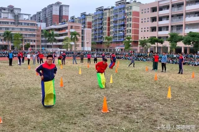 英德这个老师居然站在垃圾车上面？还引得学生连连尖叫！