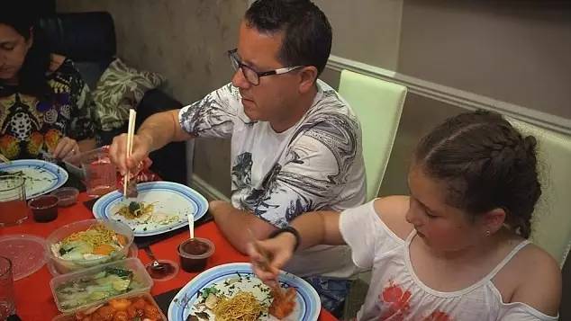 英国400斤胖子不吃饭 (英国胖子每天吃多少碗饭)