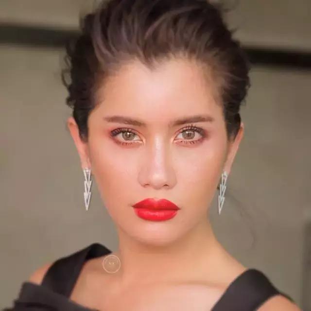 完美日记锦鲤盘晚宴妆教程,晚宴创意妆整体造型参加比赛