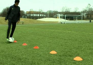 足球青训多种动作带球组合练习,足球如何训练变向运球