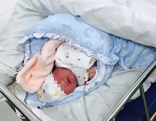 嘉兴孕妇路上要生产众人帮忙生下女婴