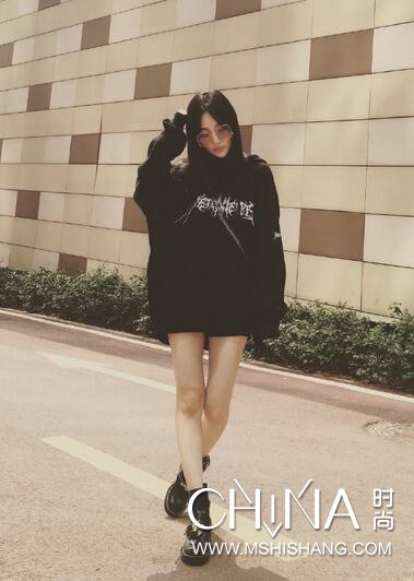 李小璐粉红色卫衣,李小璐卫衣穿搭