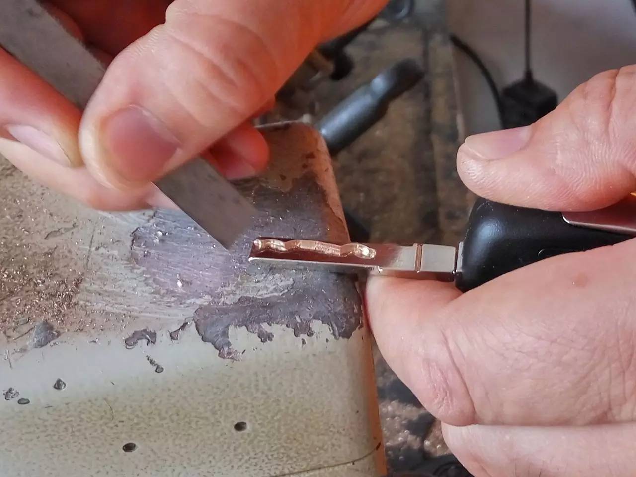 车钥匙掉了怎么办还有油,车钥匙掉了有什么办法找吗