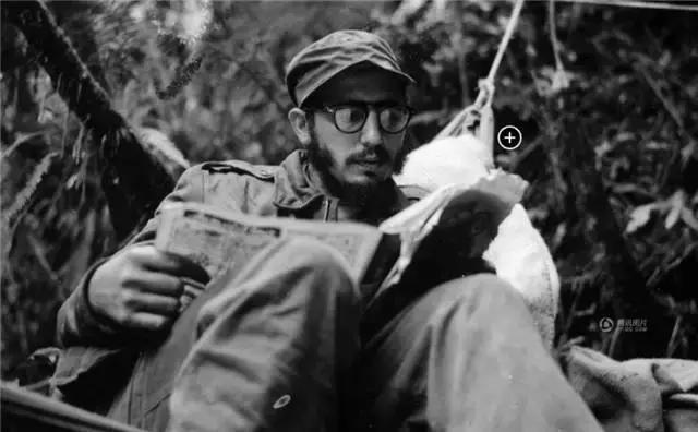 我哭豺狼笑的下句,我哭豺狼笑这句话出自哪里