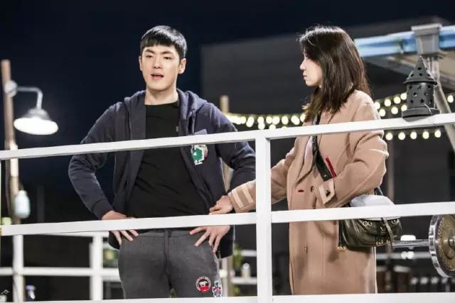 孔孝真同款棉袄,孔孝真穿搭灰色大衣