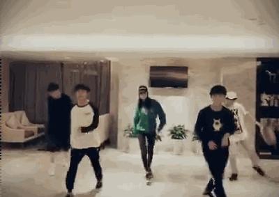 李小璐粉红色卫衣,李小璐卫衣穿搭