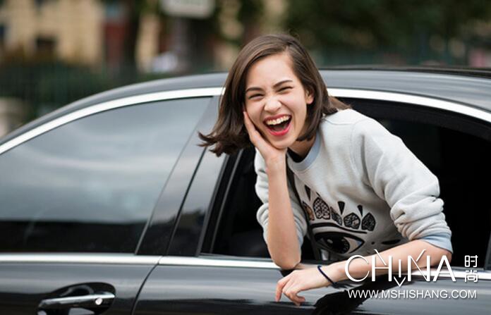 李小璐粉红色卫衣,李小璐卫衣穿搭