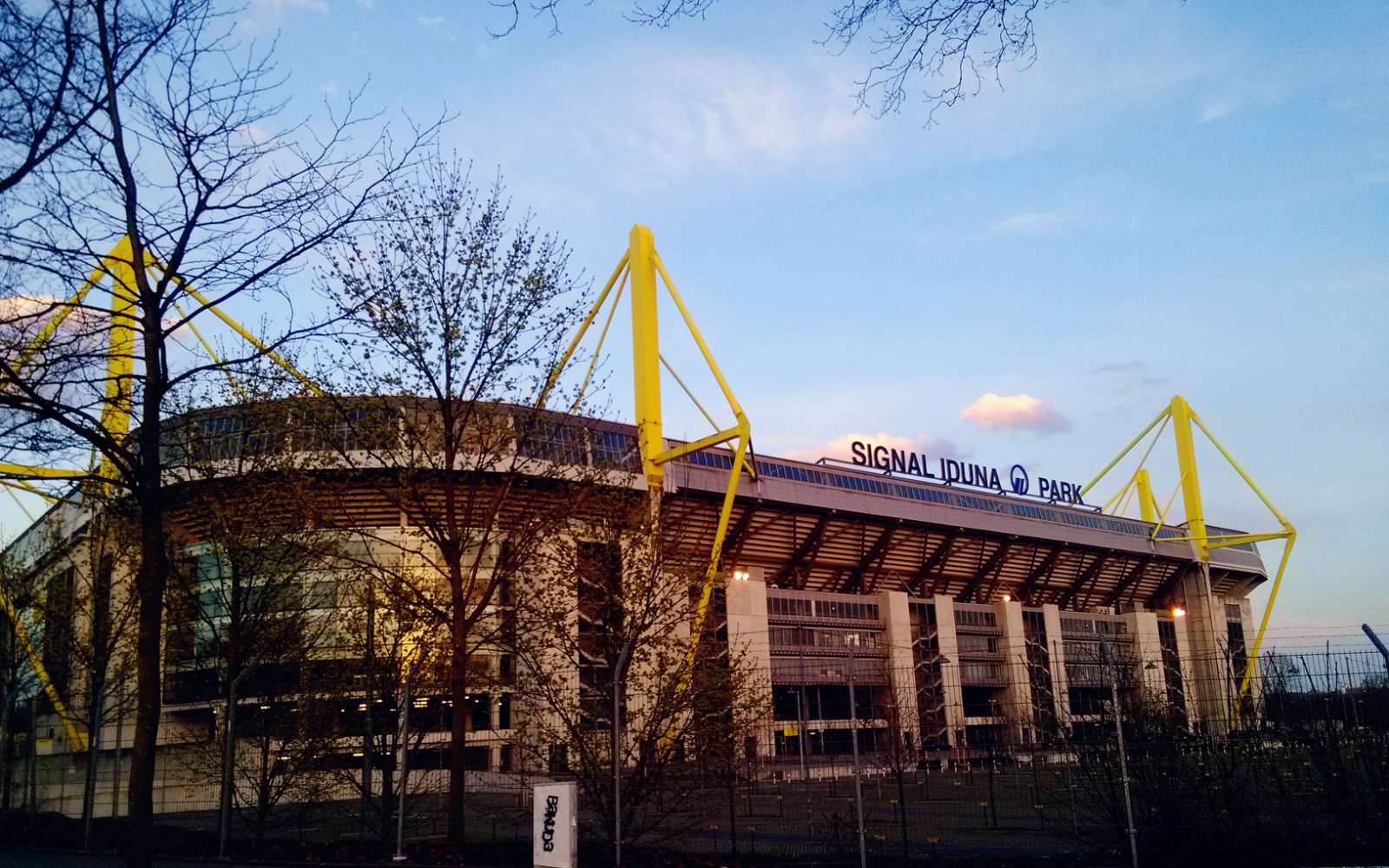 多特蒙德威斯特伦法球场现场视频,威斯特伦法球场黄色烟雾