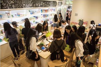 校园美妆行业的市场分析与趋势,校园美妆行业优势和劣势