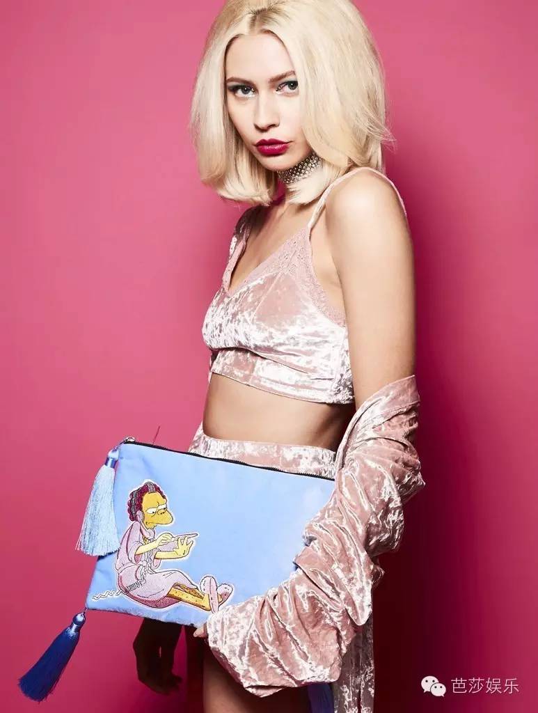 范冰冰拎着表情包走红毯,范冰冰参加天天向上视频