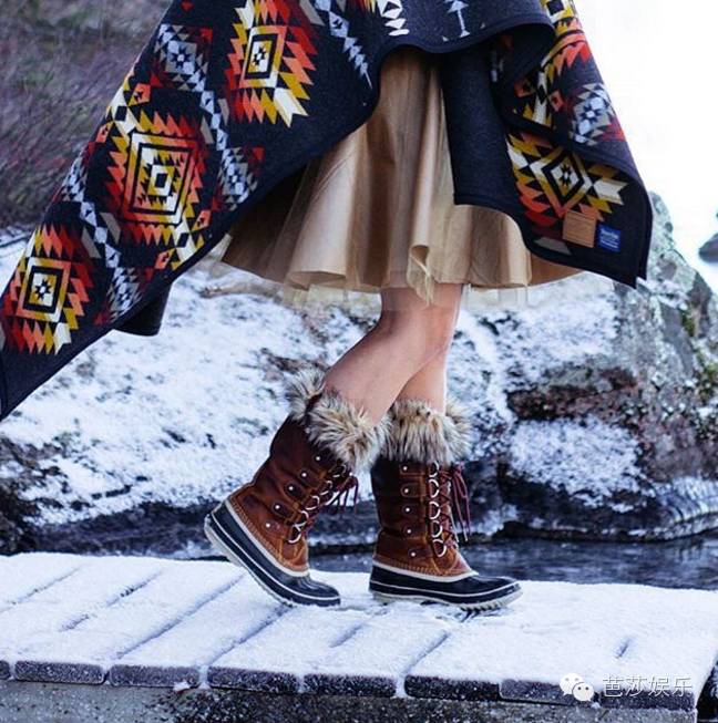 袁姗姗穿过膝长靴街拍,袁姗姗滑雪穿的浅粉色羽绒服