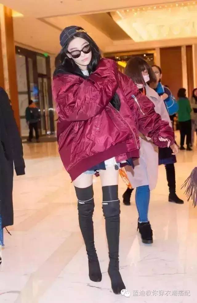 杨幂下衣消失搭配长筒靴,杨幂过膝靴里都穿了啥