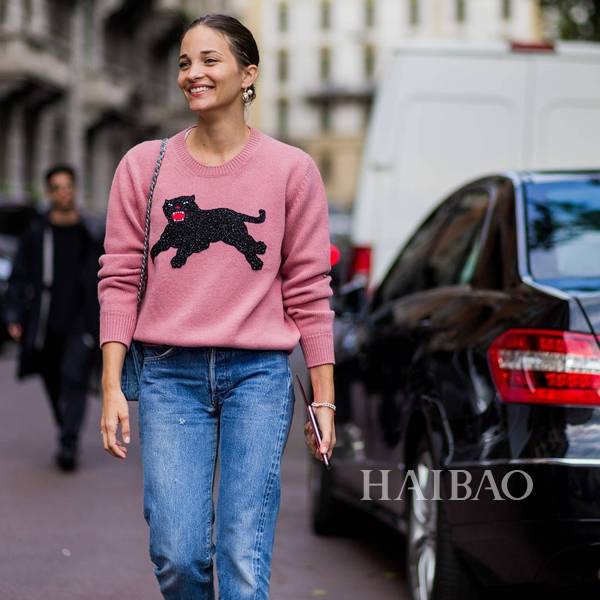 你眼中的基本款毛衣,谁实话还是挺重要的!街拍打卡,原来人人都爱穿这样的毛衣……