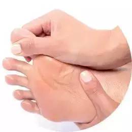 冬季手脚粗糙干裂的原因,冬天手脚裂口用什么药膏